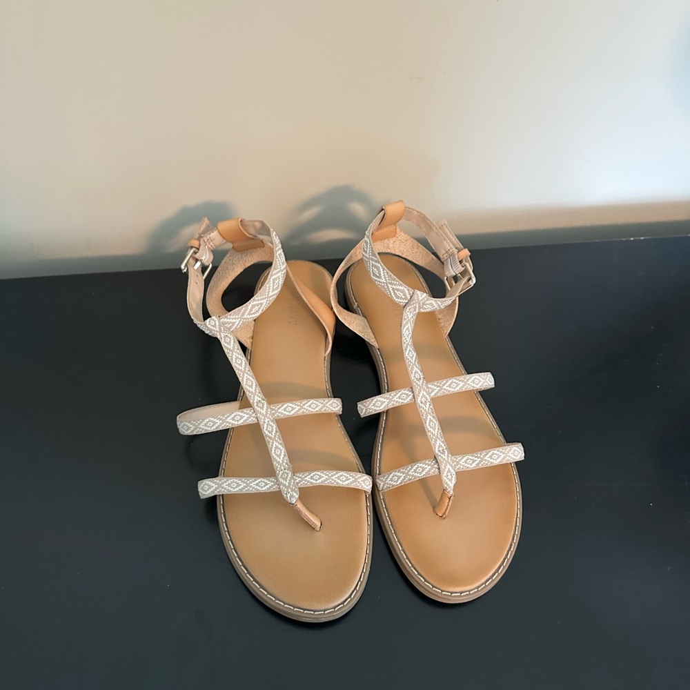Old Navy Tan sandals size 9 - Picture 2 of 3